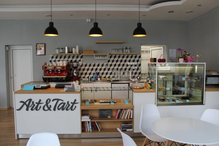 Как след три деца, милион торти и кариера в радио Валя отвори „Art&Tart“