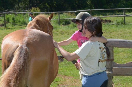 Лечебната кавалерия на Петър Наков помага на деца с церебрална парализа и Даун